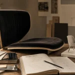 designer meuble : table basse bois clair et métal brossé