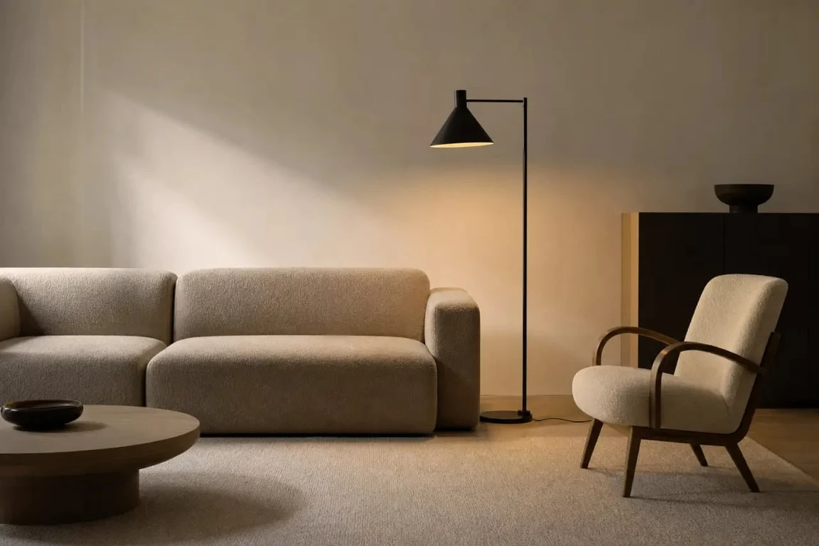 Lampe de salon sur pied dans un salon contemporain avec lumière chaude et ambiance cosy