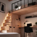 Aménagement mezzanine petit espace : lit en hauteur et escalier intégré dans un studio