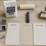 Colle papier peint pour revêtement : pot, poudre et rouleau à tapisser