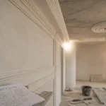 Decoration staff : corniche et moulure en staff sur mur blanc, rosace au plafond