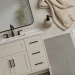 Home staging salle de bain : meuble vasque moderne et sol LVT imitation béton