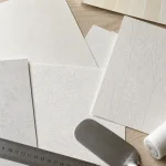 Papier peint blanc : échantillons de nuances et finitions sur table