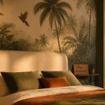 Papier peint jungle sur mur d’accent en chambre lumineuse, palmiers et feuillages verts