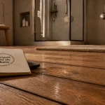 Parquet salle de bain teck en pont de bateau, joints noirs visibles