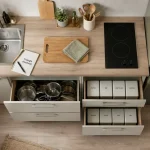Petite cuisine équipée avec rangement malin et plan de travail dégagé