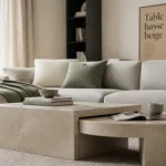 Table basse beige en travertin mat dans un salon lumineux
