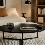 Table basse noire dans un salon, ronde et compacte