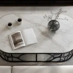 Table basse originale design : plateau marbre et piètement noir