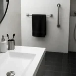 Accessoire salle de bain : plan vasque et étagère de douche pour gagner de la place