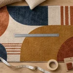Tapis coloré sur parquet, mesure et couleurs pour structurer la pièce