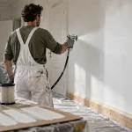 Peinture intérieure au pistolet : bricoleur pulvérisant anti-coulures